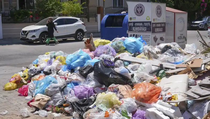 İzmir'de Çöpler Yüzünden Tehlikeli Çöp Yığınları Artıyor!