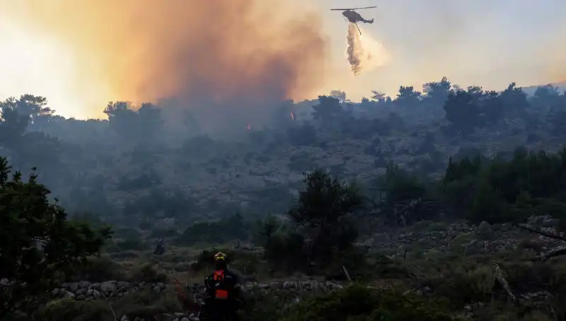Eğriboz Adası'nda Orman Yangını: İki Köy Tahliye Edildi!