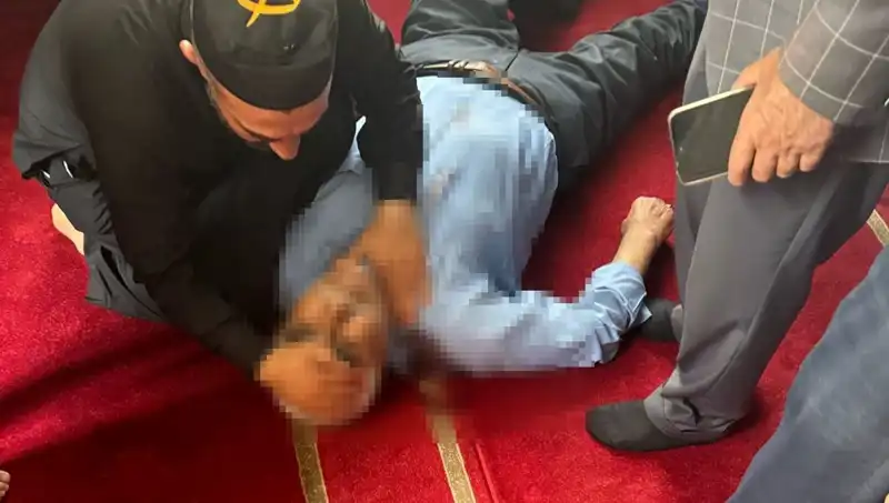 Camide Namaz Kılarken Bıçaklı Saldırı: Toplumda Şok Etkisi Yaratan Olay