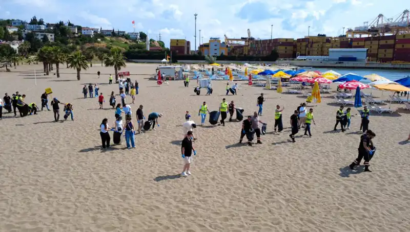 Yazın Güzelliklerini Koruma Mücadelesi: Plajlarda Temizlik Etkinliği