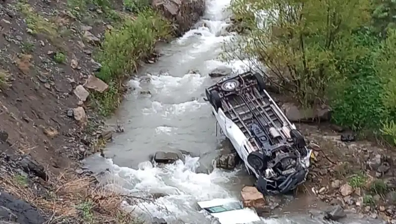 Hakkari'de İşçileri Taşıyan Minibüs Devrildi: Trajik Kaza Detayları