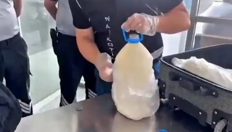 Havalimanında Süt Şişesinde Uyuşturucu Operasyonu: 12 Kilo 800 Gram Ele Geçirildi