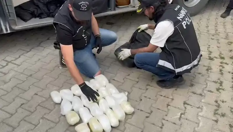 Yolcunun Valizinden Çıkan 13 Kilo Metamfetamin Şok Yarattı