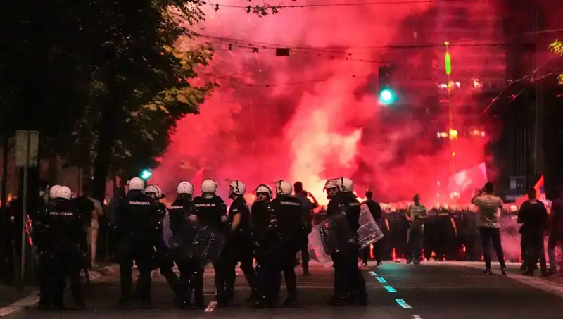 Sırbistan'da Seçim Protestoları: On Binler Sokağa Çıktı, Gözaltılar Yükseldi