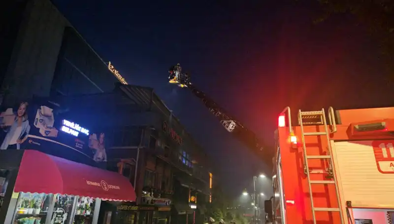 Beşiktaş'ta 3 Katlı Restoranda Korkutan Yangın: Caddeye Sıçradı