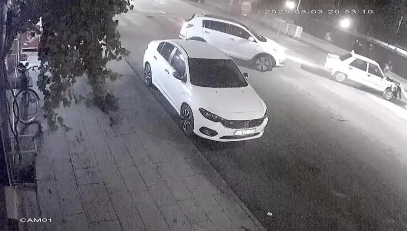 Yayalara Yol Vermek İsteyen Sürücüyü Çarpan Araçlar Kaza Yaptı