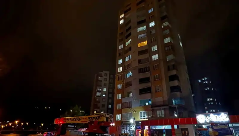 Apartmanın Çatısına Düşen Yıldırım Hem Korkuttu Hem Şaşırttı
