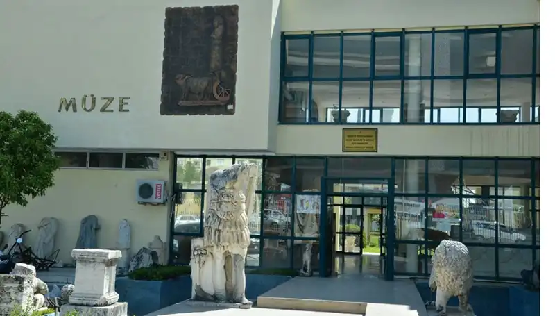 İki Müzede Çalışan Çalışanlar, Çöpe Atılan Biletleri Yeniden Satmaktan Hapis Cezası Aldı