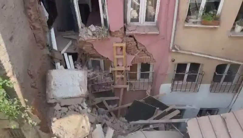 İstanbul'da Üç Katlı Binanın Balkonu Çöktü: Olayın Detayları ve Sebepleri