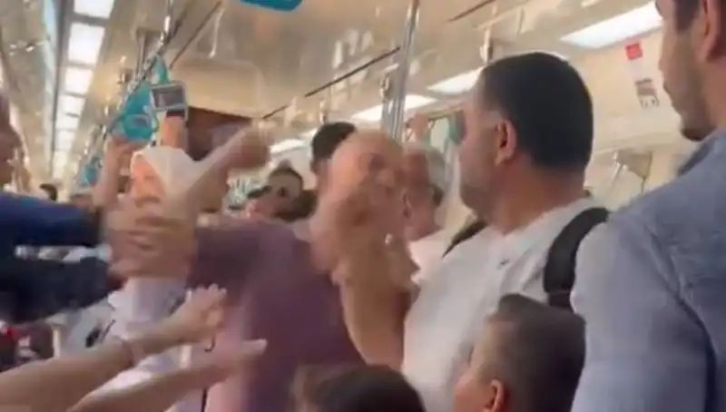 Marmaray'da Yumruklu Kavga: Vatandaşlar Şok Oldu, Güvenlik Alarm Verdi