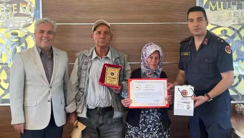 Hayırseverlikte örnek teşkil eden aile, evlerini jandarmaya bağışladı