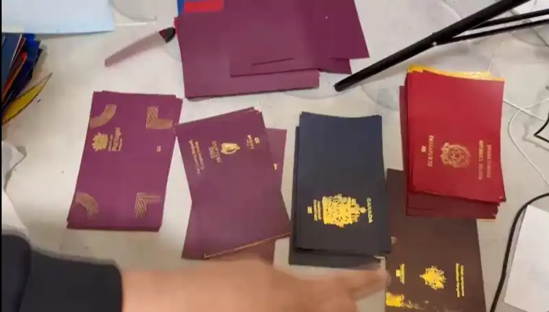 Türkiye'de Sahte Pasaport ve Vize Çetesi Çökertildi: Operasyonda Neler Ortaya Çıktı?
