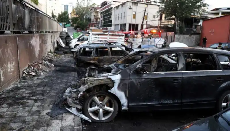 Sanayideki Araç Yangını: Tamir Bekleyen Araçlar alevlere teslim oldu