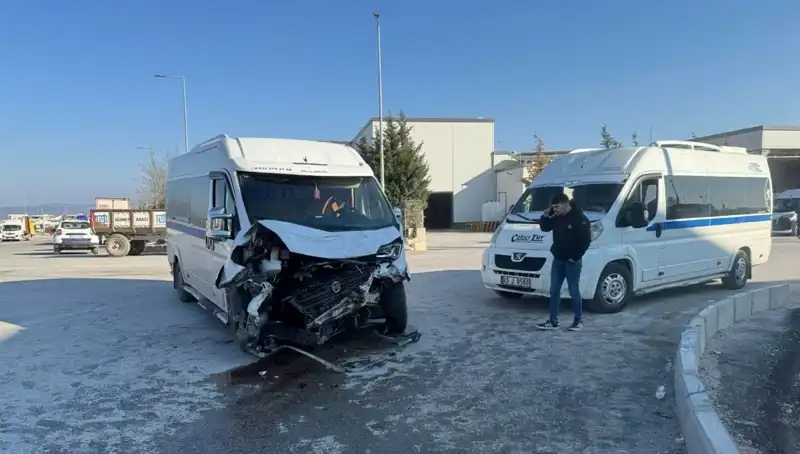 Manisa'da İki Servis Minibüsü Çarpıştı, 19 Kişi Yaralandı