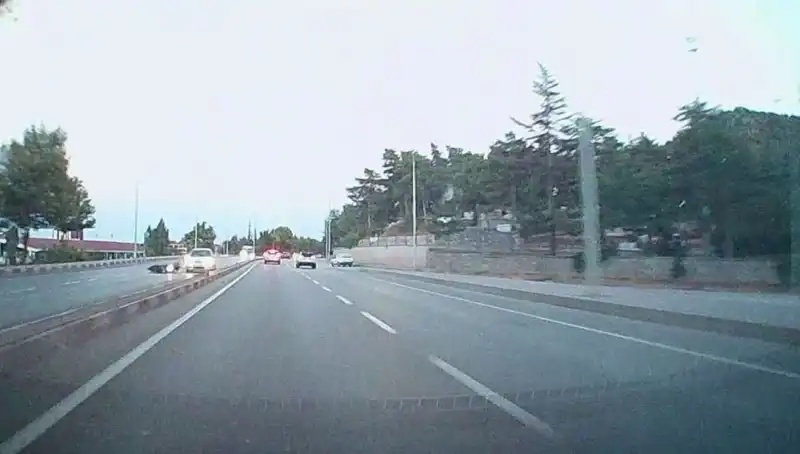 Otomobil ve Motosiklet Çarpıştı: Kaza Kareleri Şehirde Panik Yarattı