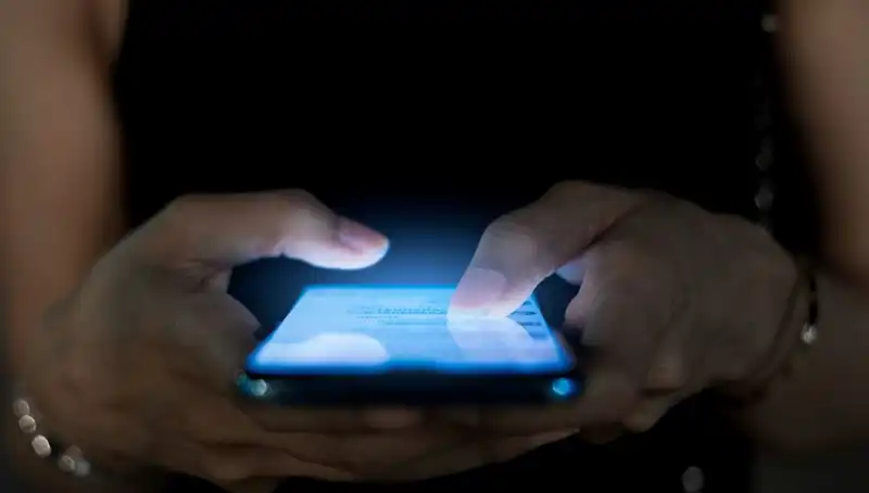Modern İlişkilerde Narsisizmin Belirgin İşareti: Telefon Kullanımı