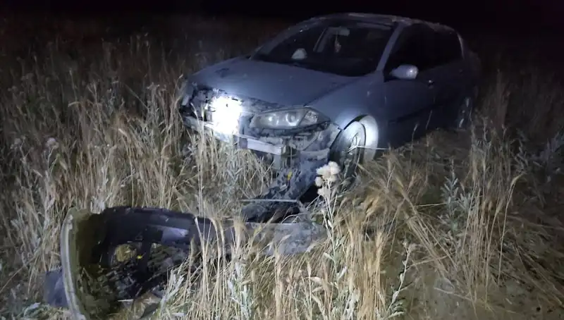 Burdur'da Otomobil Tarlaya Uçtu: İki Kişi Yaralandı