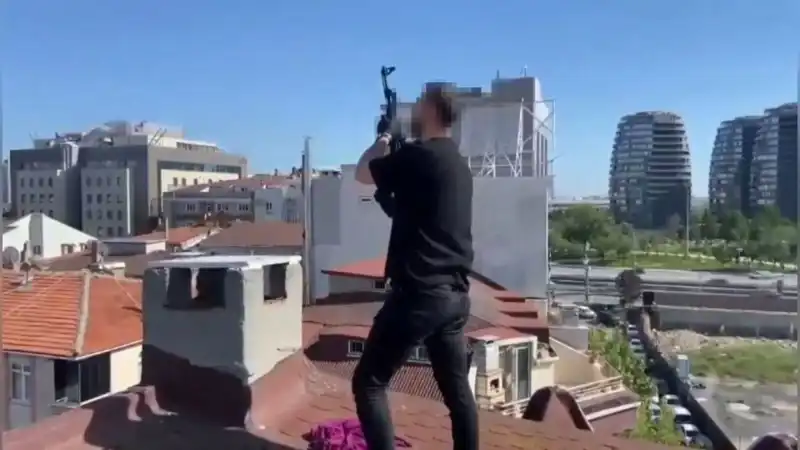 İstanbul'da Dram İle Sonlanan Tuhaf Operasyon: Çatıdan Bacaya AK-47 İndi