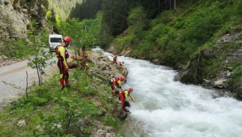 Trabzon'da Dereye Düşen Çocuk İçin Umutla Arama Başlatıldı: Baba Adli Kontrol Altında