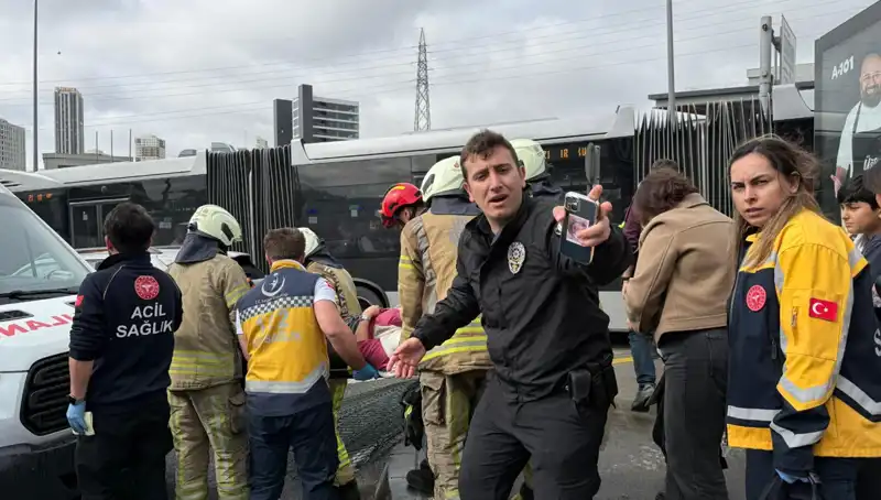 Metrobüs Kazası İstanbul'da Kaosa Neden Oldu: Yaralı ve Ölüler Var!