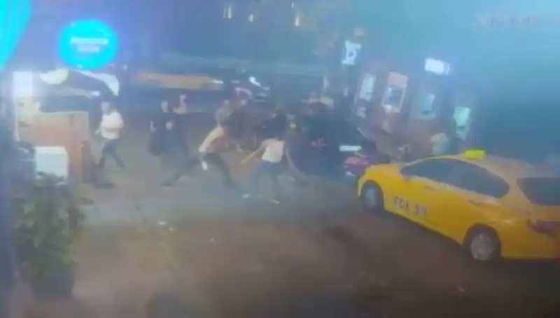 Beyoğlu’nda Laf Atma Kavgasında Korkunç Olay: Kanlar İçinde Kaldılar