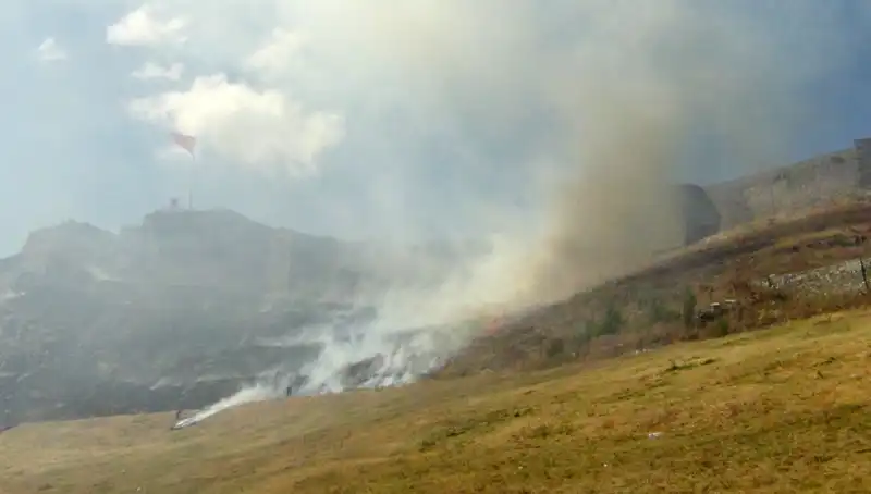 Kars Kalesi Eteklerinde Çıkan Anız Yangını Şehirde Panik Yarattı