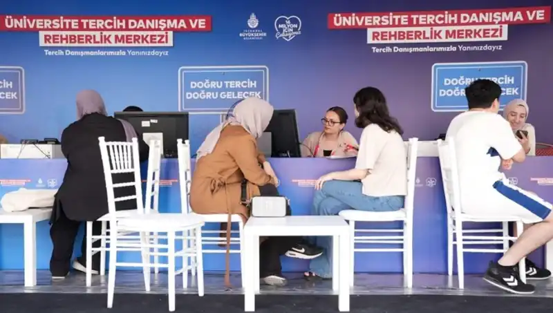 İstanbul'da Gençler İçin Tercih Rehberi: İBB Danışma Merkezleri Açıldı