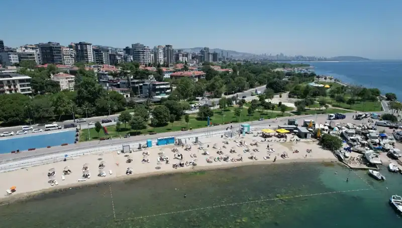 İstanbul'da Sıcak Hava Sıklıkla Bunalttı: Caddebostan Sahili Dolup Taştı