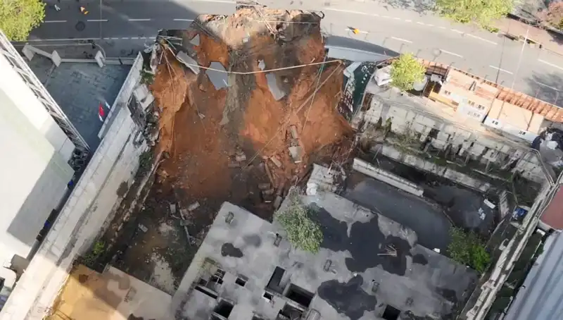 Sarıyer'de Yol Çökmesi: Cadde trafiğe kapatıldı, Araçlar Mahsur Kaldı