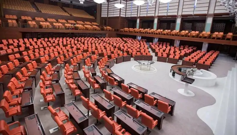 Siyasi Partilerin Bayramlaşma Programları: Gündemdeki Temalar ve Beklentiler