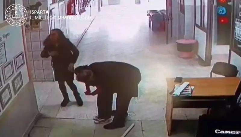 İlkokul Öğretmeninin Cesur Davranışı: Heimlich Manvrası ile Öğrencisini Kurtardı
