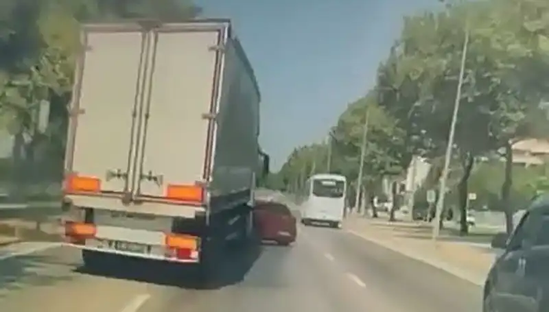 Bursa'da Kör Nokta Kazası: Trafik Güvenliği İçin Alarm Zilleri Çaldı