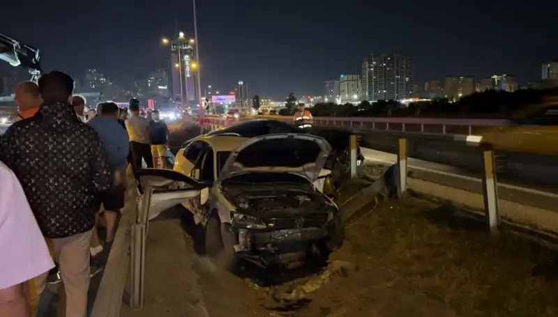 Yol Ayrımındaki Kazada İki Araç Düşerek Zor Anlar Yaşattı