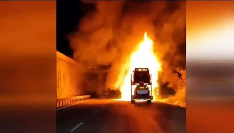Otomobil Yüklü Tırda Çıkan Yangın Gözleri Katladı: 8 Araç Alev Alev Yandı