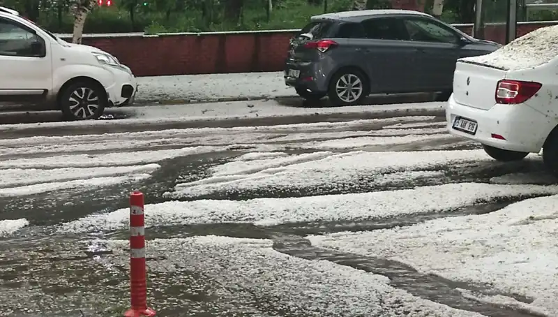 Ardahan'da Dolu Kış Meydanı Süsledi: Şehir Beyaza Büründü