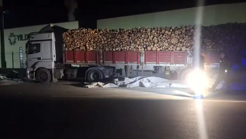 Brandayı Toplayan TIR Sürücüsüne Otomobil Çarpınca Feci Kaza Meydana Geldi