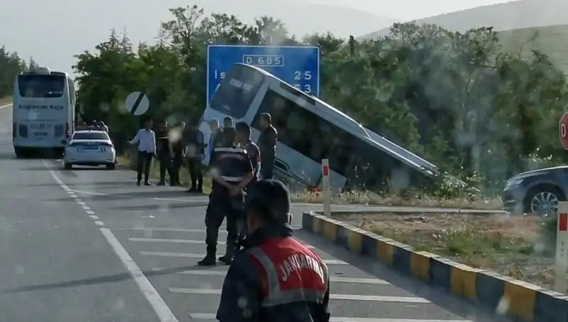 Isparta'da İki Otobüs Çarpıştı: Yaralılar ve Kaza Sebepleri Araştırılıyor