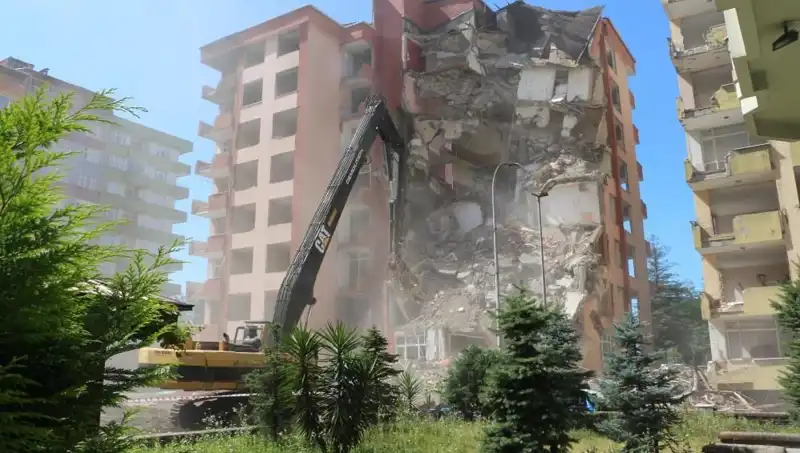 ** Dalgaların Gücü: Yerle Yeksan Olan İki Bina ve Başlatılan Yıkım Süreci**