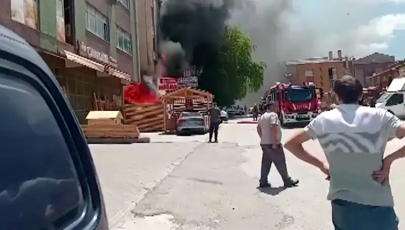Ankara'da Büyük Yangın: İş Yerlerinde Duman ve Alevler Yükseldi