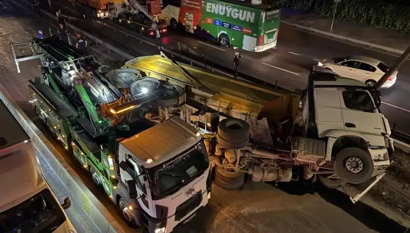 Moloz Yüklü Hafriyat Kamyonu Devrildi: Yaralılar ve Kazanın Sebepleri Neler?