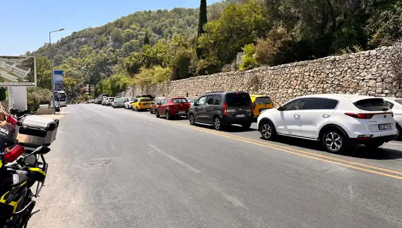 Fethiye-Ölüdeniz Yolunda Tatilcilerin Uzun Kuyruğu: 3 Kilometrede Bekleyiş