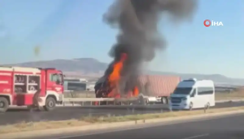 Ankara'da Kaza Yapan TIR Kıyamet Gibi Yandı: O Anlar Kamerada!