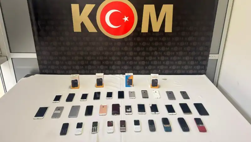 37 Gümrük Kaçağı Cep Telefonu Ele Geçirildi: Kaçakçılık Ağları Çökertildi