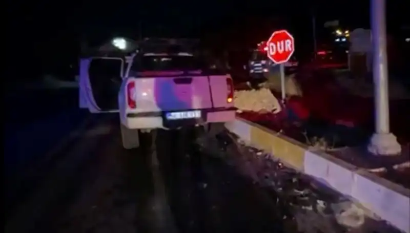 İzmir'de Feci Kaza! Kamyonet ve Hafif Ticari Araç Çarpıştı